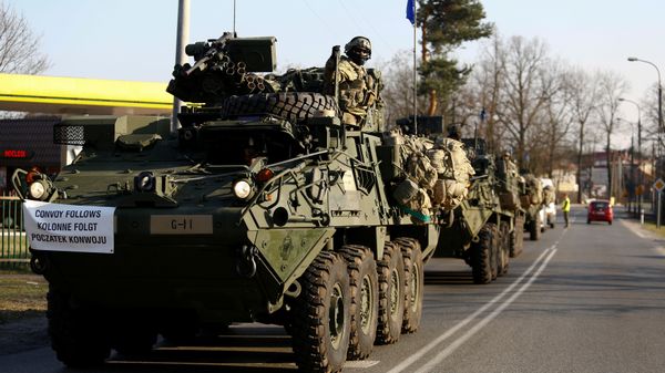 A convoy of US troops, a part of NATO's reinforcement of its eastern flank, who are on their way from Germany to Orzysz in northeast Poland, drive through Sulejowek towards a military base in Wesola, near Warsaw, Poland, March 28, 2017 - Sputnik International