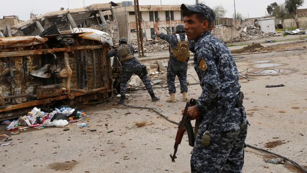 Federal police members take cover during a battle with Islamic State fighters at Bab al Beed district in the old city of Mosul, Iraq, March 31, 2017 - Sputnik International