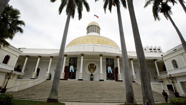 A Bolivarian National Guard officer speaks by cellphone near the stairs of the National Assembly in Caracas, Venezuela, Thursday, Jan. 12, 2017 - Sputnik International