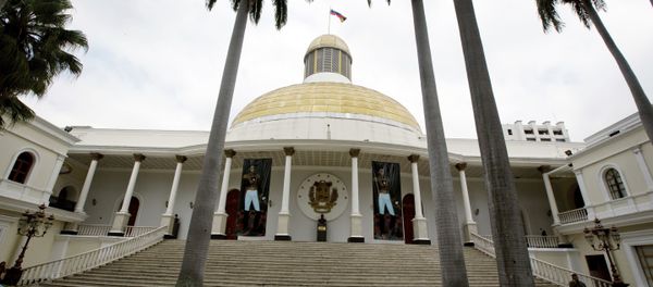 A Bolivarian National Guard officer speaks by cellphone near the stairs of the National Assembly in Caracas, Venezuela, Thursday, Jan. 12, 2017 A Bolivarian National Guard officer speaks by cellphone near the stairs of the National Assembly in Caracas, Venezuela, Thursday, Jan. 12, 2017 - Sputnik International