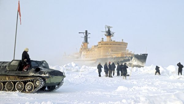 Arctic nuclear-powered icebreaker makes way for cargo ships - Sputnik International