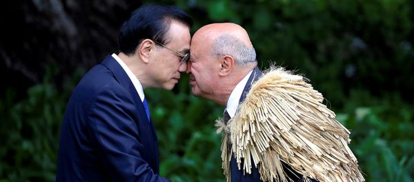 Chinese Premier Li Keqiang hongis, a traditional New Zealand Maori welcome, with Piri Sciascia during an official welcoming ceremony at Government House in Wellington, New Zealand, March 27, 2017 - Sputnik International