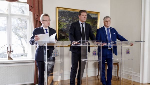 Iceland's Central Bank governor Mar Gudmundsson (L to R), Prime Minister Bjarni Benediktsson, Finance minister Benedikt Johannesson attend a news conference in Reykjavik, Iceland, March 12, 2017 - Sputnik International