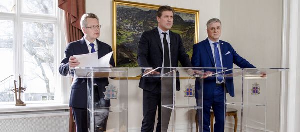 Iceland's Central Bank governor Mar Gudmundsson (L to R), Prime Minister Bjarni Benediktsson, Finance minister Benedikt Johannesson attend a news conference in Reykjavik, Iceland, March 12, 2017 - Sputnik International