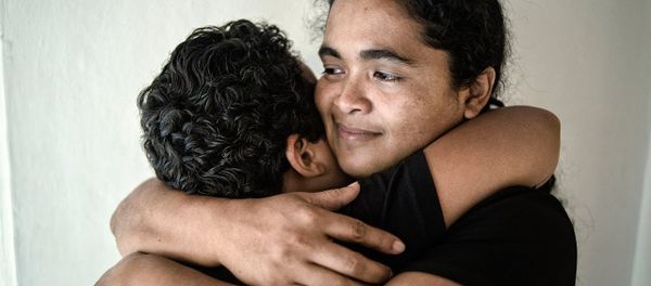 Maria Teresa Rivera hugs her son after being released from prison in 2016. - Sputnik International