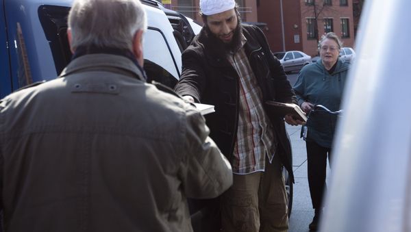 A member of a Muslim group distributes copies of the Quran at Potsdamer Platz in Berlin (File) - Sputnik International