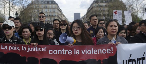 People from the Chinese community holds a banner reading  For peace and justice, against violence as they protest over the fatal shooting of Shaoyo Liu in his apartment, in Paris, Sunday, April 2, 2017. - Sputnik International