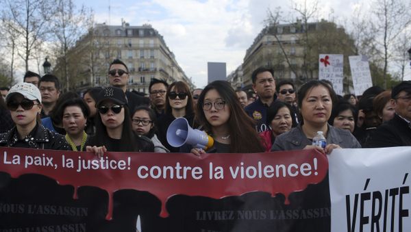 People from the Chinese community holds a banner reading For peace and justice, against violence as they protest over the fatal shooting of Shaoyo Liu in his apartment, in Paris, Sunday, April 2, 2017. People from the Chinese community holds a banner reading For peace and justice, against violence as they protest over the fatal shooting of Shaoyo Liu in his apartment, in Paris, Sunday, April 2, 2017. - Sputnik International