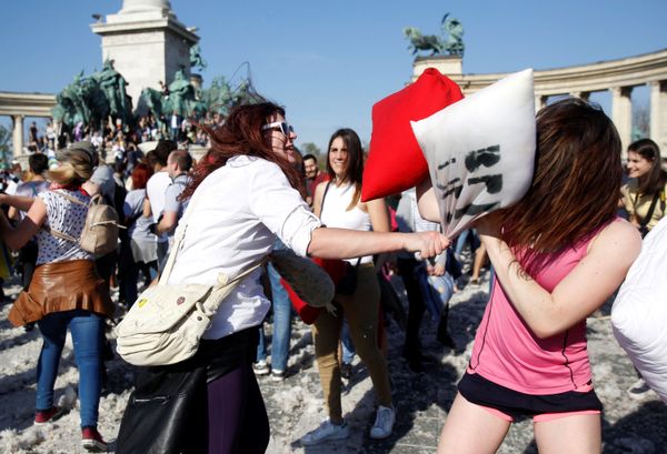 International Pillow Fight Day: Feathered Fun Around the World International Pillow Fight Day: Feathered Fun Around the World - Sputnik International