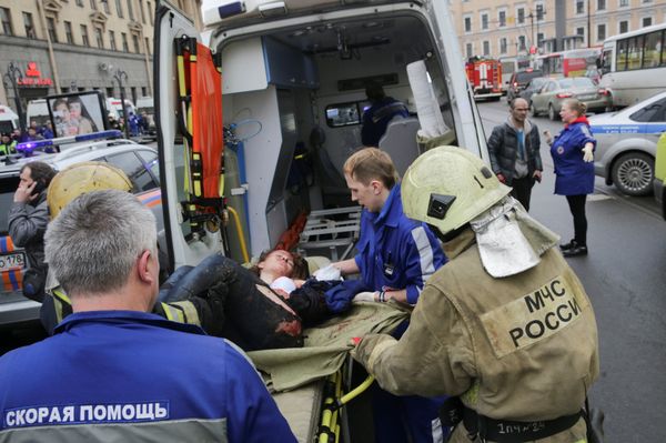 An injured person is helped by emergency services outside Sennaya Ploshchad metro station, following explosions in two train carriages at metro stations in St. Petersburg, Russia April 3, 2017 - Sputnik International
