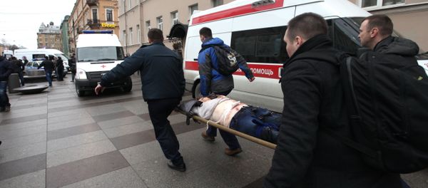 Men carry an injured person on a stretcher outside Technological Institute metro station in Saint Petersburg on April 3, 2017 Men carry an injured person on a stretcher outside Technological Institute metro station in Saint Petersburg on April 3, 2017 - Sputnik International