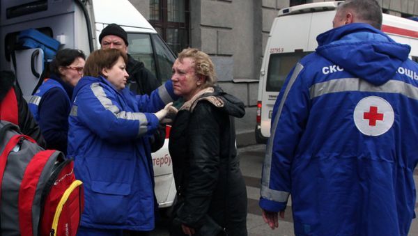 Medics help an injured woman outside Technological Institute metro station in Saint Petersburg on April 3, 2017 - Sputnik International