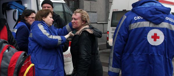 Medics help an injured woman outside Technological Institute metro station in Saint Petersburg on April 3, 2017 Medics help an injured woman outside Technological Institute metro station in Saint Petersburg on April 3, 2017 - Sputnik International