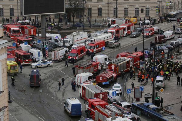 General view of emergency services attending the scene outside Sennaya Ploshchad metro station, following explosions in two train carriages in St. Petersburg, Russia April 3, 2017 - Sputnik International