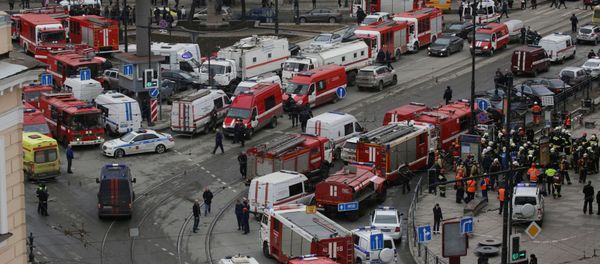 General view of emergency services attending the scene outside Sennaya Ploshchad metro station, following explosions in two train carriages in St. Petersburg, Russia April 3, 2017 - Sputnik International