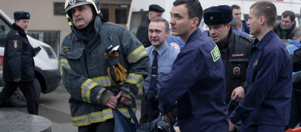 Police and emergency services personnel carry an injured person on a stretcher outside Technological Institute metro station in Saint Petersburg on April 3, 2017 - Sputnik International