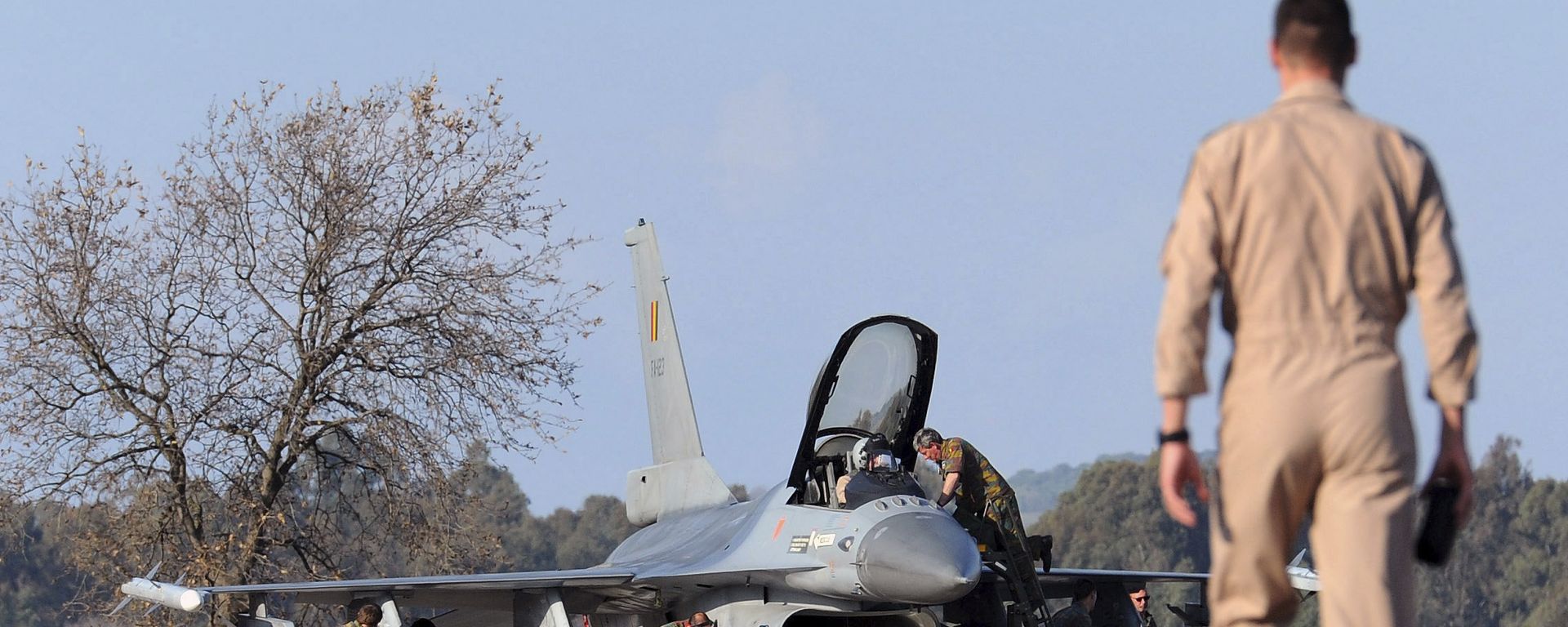 A Belgian pilot walks toward his F-16 fighter jet at Araxos airport in Kato Ahaia, Greece on Monday, March 28, 2011.  - Sputnik International, 1920, 21.06.2023
