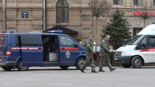 Members of the security services walk past a vehicle of Russia's Investigative Committee outside Sennaya Ploshchad metro station after an explosion tore through a train carriage in the St. Petersburg metro system, in St. Petersburg, Russia April 3, 2017 - Sputnik International
