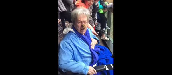 Chimp Gives Grandma a Crappy Surprise Chimp Gives Grandma a Crappy Surprise - Sputnik International