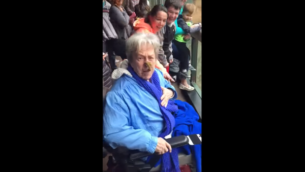 Chimp Gives Grandma a Crappy Surprise - Sputnik International