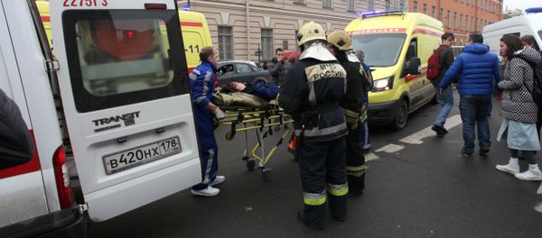People carry a subway blast victim into an ambulance after explosion at Tekhnologichesky Institut subway station in St.Petersburg, Russia, Monday, April 3, 2017 People carry a subway blast victim into an ambulance after explosion at Tekhnologichesky Institut subway station in St.Petersburg, Russia, Monday, April 3, 2017 - Sputnik International