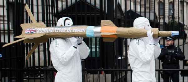 Campaigners from Amnesty International carry model missiles to Downing Street in central London on March 18, 2016 to highlight the export of UK-manufactered arms to Saudi Arabia - Sputnik International