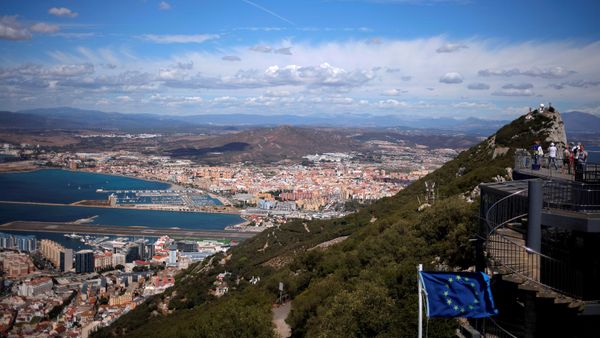 A general view shows the Spanish city of La Linea de la Concepcion (rear) and the tarmac of the Gibraltar International Airport (bottom L) while tourists stand on the top of the Rock (R) next to the European Union flag, in the British overseas territory of Gibraltar, September 14, 2016 A general view shows the Spanish city of La Linea de la Concepcion (rear) and the tarmac of the Gibraltar International Airport (bottom L) while tourists stand on the top of the Rock (R) next to the European Union flag, in the British overseas territory of Gibraltar, September 14, 2016 - Sputnik International