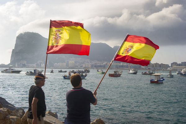 Spanish fishermen wave Spanish flags during a protest in the bay of Algeciras on August 18, 2013. A Spanish protest fleet of 38 fishing boats sailed towards Gibraltar today to demand the British outpost remove 70 concrete blocks it has dropped in their fishing grounds. Spanish fishermen wave Spanish flags during a protest in the bay of Algeciras on August 18, 2013. A Spanish protest fleet of 38 fishing boats sailed towards Gibraltar today to demand the British outpost remove 70 concrete blocks it has dropped in their fishing grounds. - Sputnik International