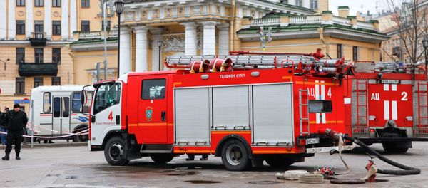 Fire engines seen outside the Technology Institute metro station in St.Petersburg, the venue of explosions which have resulted in 30 victims - Sputnik International