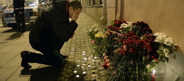 People Lay Flowers to Commemorate the Victims of St. Pete Metro Blast - Sputnik International