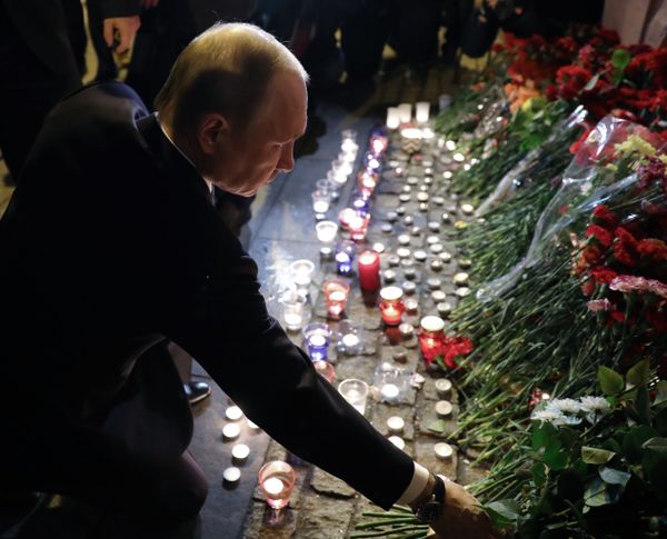 April 3, 2017. Russian President Vladimir Putin lays flowers at Tekhnologichesky Institute metro station in St. Petersburg in memory of the victims of the metro train blast - Sputnik International