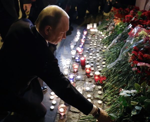People Lay Flowers to Commemorate the Victims of St. Pete Metro Blast - Sputnik International
