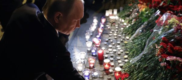 President Vladimir Putin lays flower near the Tekhnologichesky Institute metro station in St.Petersburg - Sputnik International