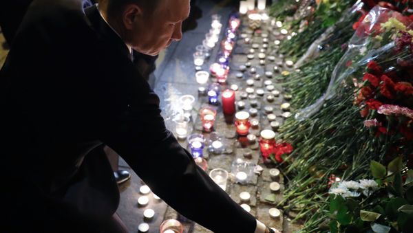 President Vladimir Putin lays flower near the Tekhnologichesky Institute metro station in St.Petersburg - Sputnik International