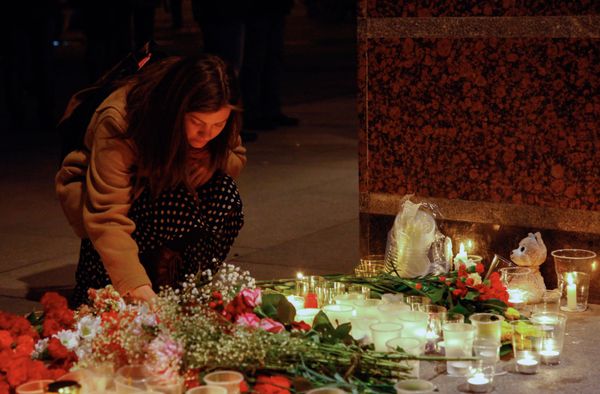 People Lay Flowers to Commemorate the Victims of St. Pete Metro Blast - Sputnik International