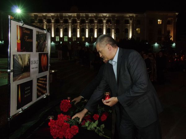 People Lay Flowers to Commemorate the Victims of St. Pete Metro Blast - Sputnik International