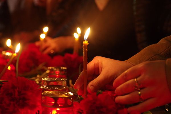 People Lay Flowers to Commemorate the Victims of St. Pete Metro Blast - Sputnik International