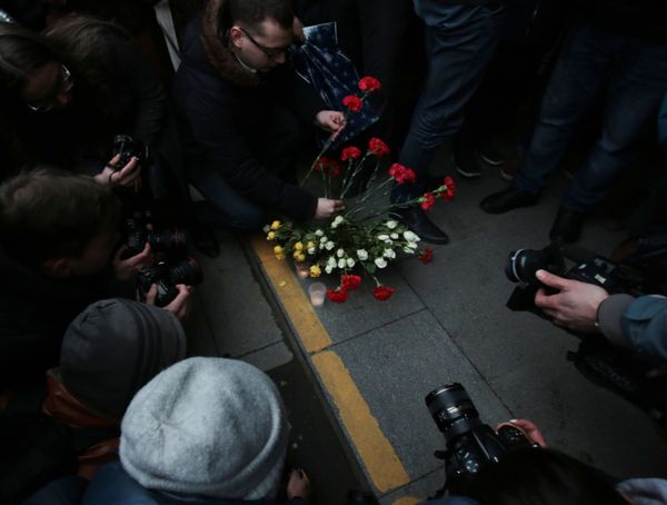 People Lay Flowers to Commemorate the Victims of St. Pete Metro Blast - Sputnik International
