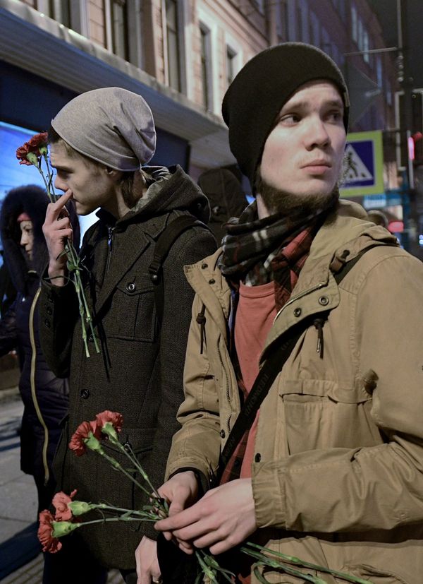 People Lay Flowers to Commemorate the Victims of St. Pete Metro Blast - Sputnik International
