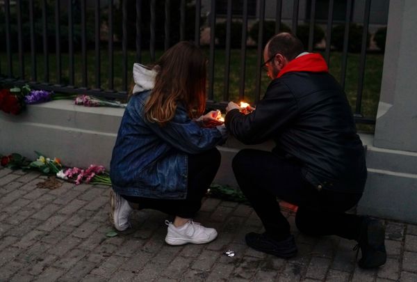 People Lay Flowers to Commemorate the Victims of St. Pete Metro Blast - Sputnik International