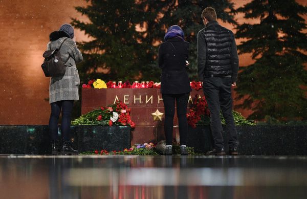 People Lay Flowers to Commemorate the Victims of St. Pete Metro Blast - Sputnik International