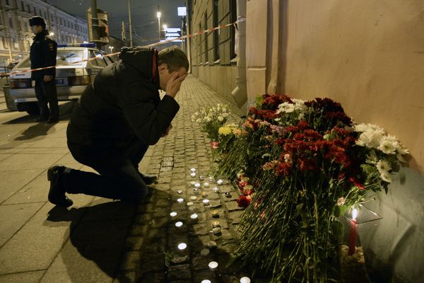 People Lay Flowers to Commemorate the Victims of St. Pete Metro Blast - Sputnik International