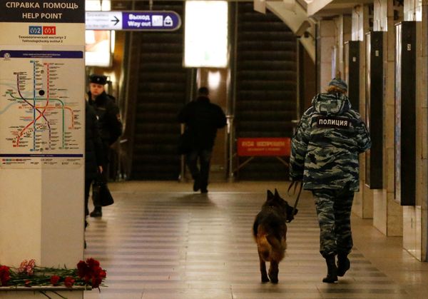 A police officer walks with a dog at Tekhnologicheskiy institut metro station in St. Petersburg, Russia, April 4, 2017 - Sputnik International