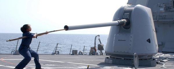 This picture released by the US Navy shows Gunners Mate 2nd Class Shermel Howard cleaning the barrel of the MK-45, a 5-inch, 54-caliber gun system aboard USS Hopper (File) This picture released by the US Navy shows Gunners Mate 2nd Class Shermel Howard cleaning the barrel of the MK-45, a 5-inch, 54-caliber gun system aboard USS Hopper (File) - Sputnik International