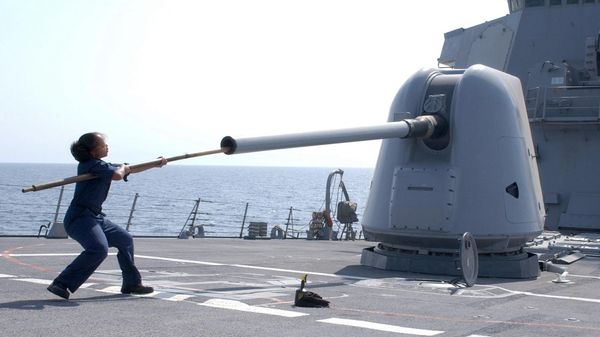 This picture released by the US Navy shows Gunners Mate 2nd Class Shermel Howard cleaning the barrel of the MK-45, a 5-inch, 54-caliber gun system aboard USS Hopper (File) This picture released by the US Navy shows Gunners Mate 2nd Class Shermel Howard cleaning the barrel of the MK-45, a 5-inch, 54-caliber gun system aboard USS Hopper (File) - Sputnik International