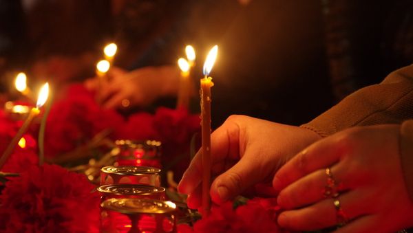 People lay flowers to commemorate the victims of St.Petersburg metro - Sputnik International