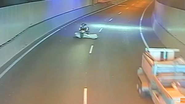 Motorcyclist Attacked By Flying Mattress - Sputnik International