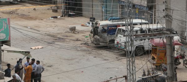 Security officials gather near the site of an explosion, near vehicles taking part in census, in Lahore, Pakistan, April 5, 2017. - Sputnik International