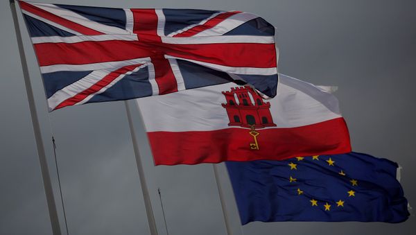 The Union Jack (L), the Gibraltarian flag (C) and the European Union flag are seen flying at the border of Gibraltar with Spain, in the British overseas territory of Gibraltar, historically claimed by Spain April 3, 2017. - Sputnik International