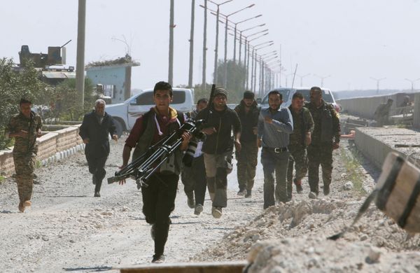 Engineers, journalists and Syrian Democratic Forces (SDF) fighters run for cover after Islamic State shelled positions held by the SDF at the Tabqa Dam on the Euphrates River, Syria - Sputnik International